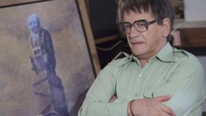 Ostatnia rodzina, reż. Jan P. Matuszyński

Akcja filmu zaczyna się w 1977 roku, gdy Tomek Beksiński wprowadza się do swojego mieszkania. Jego rodzice mieszkają tuż obok, na tym samym osiedlu, przez co ich kontakty pozostają bardzo intensywne. Nadwrażliwa i niepokojąca osobowość Tomka powoduje, że matka – Zofia, wciąż martwi się o syna. W tym samym czasie Zdzisław Beksiński próbuje całkowicie poświęcić się sztuce. Po pierwszej nieudanej próbie samobójczej Tomka Zdzisław i Zofia muszą podjąć walkę nie tylko o syna, ale także o przywrócenie kontroli nad swoim życiem. 

Gdy Zdzisław podpisuje umowę z mieszkającym we Francji marszandem Piotrem Dmochowskim, a Tomek rozpoczyna pracę w Polskim Radiu, wydaje się, że rodzina najgorsze kłopoty ma już za sobą. Jednak seria dziwnych, naznaczonych fatum wydarzeń, dopiero nadejdzie…

[opis dystrybutora]