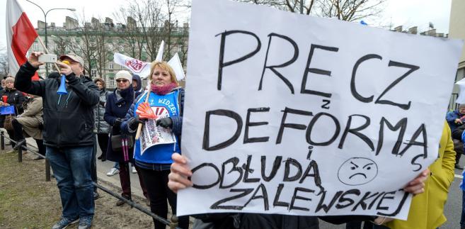 Protest rodziców i nauczycieli