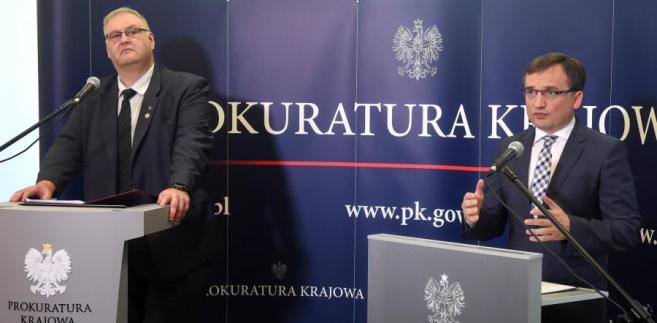 Minister sprawiedliwości Zbigniew Ziobro i zastępca Prokuratora Generalnego Bogdan Święczkowski podczas konferencji prasowej.