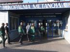 Ratownicy pompują wodę z rozlewiska, które blokuje dostęp do górników z Zofiówki
