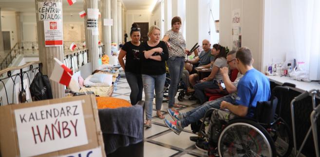 Protestujący w Sejmie niepełnosprawni i ich opiekunowie